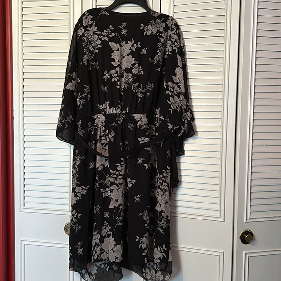 City Chic Women Plus Size V Necked plus size Dress mini bouquet Belt Sz XL 22 - Picture 12 of 13